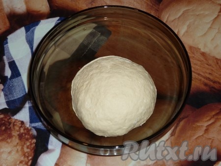 Прежде всего замесим тесто для булочек, для этого в объёмную миску нужно просеять муку, всыпать дрожжи, сахар и соль, перемешать, влить тёплое молоко (температура молока должна быть 38-40 градусов), растопленное не горячее сливочное масло и яйцо, перемешать вначале столовой ложкой, а затем вымесить тесто руками. Тесто должно получиться мягким, эластичным, не липнущим к рукам. Миску с тестом накрыть полотенцем и поставить в тёплое место на 1 час.&nbsp;