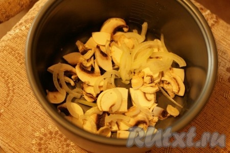 Положите лук и шампиньоны в огнеупорную форму и запекайте 10 минут в духовке при температуре 200 градусов.