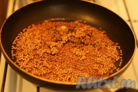 Добавьте в гречку воду, пряности и соль. Доведите до кипения. И на маленьком огне варите 10 минут. 