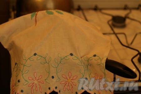 Огонь выключите, накройте сковороду крышкой и полотенцем и дайте настояться 10 минут. 