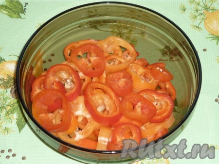 Нарезать перец кольцами, шириной примерно 1-1,5 см. 
