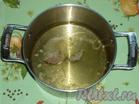 Соединить воду, растительное масло, мёд, уксус, перемешать, затем добавить нарезанный на пластины очищенный чеснок, лавровый лист, сахар, соль, поставить маринад на огонь и прокипятить в течение 3-4 минут.
