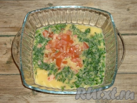 Помидор помыть и нарезать на мелкие кубики, добавить к яично-молочной смеси, перемешать.&nbsp;