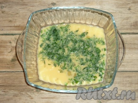 Зелень вымыть под проточной водой, обсушить, мелко нарезать и добавить к яично-молочной смеси.&nbsp;