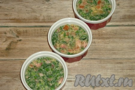 Порционные огнеупорные формочки заполнить до половины яичной смесью (у меня получилось три порции омлета).&nbsp;
