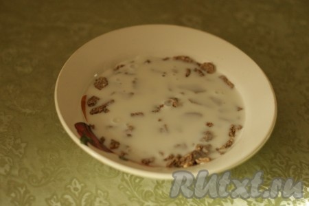 Добавить кефир и оставить на 20 минут.