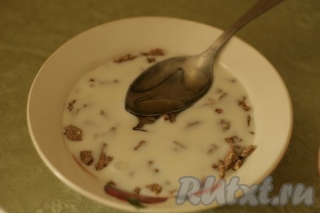 Добавить мед и тщательно перемешать.