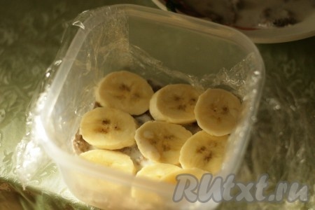 Выкладываем слой бананов.