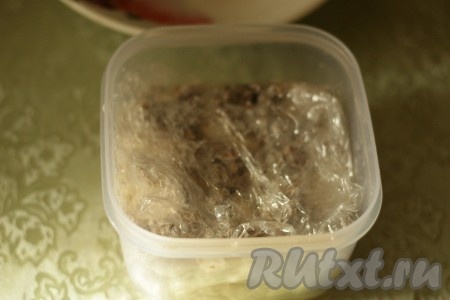 Слои повторить. Последний слой – печенье. Накрываем все пищевой пленкой.