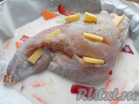 Молоко, в котором мариновался кролик, вылить прямо в форму на овощи и ножку.
