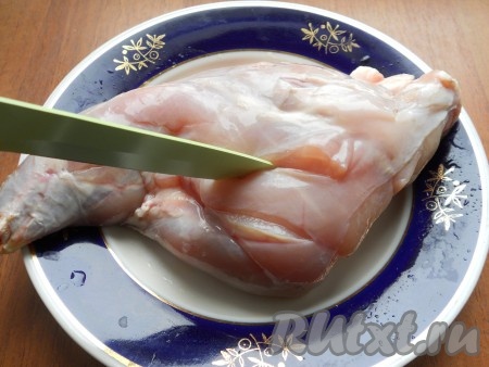 Бедро кролика помыть и обсушить. Сделать глубокие надрезы возле кости (5-6 надрезов).
