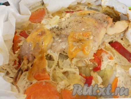 Сверху накрыть все фольгой, сложенной вдвое, края подвернуть под форму. Поместить кролика в разогретую до 200 градусов духовку и готовить 30-40 минут. После этого температуру снизить до 180 градусов и продолжать готовить еще 30-40 минут или же больше... У меня кролик был не молодой и готовился в общей сложности 2 часа. Пробуйте, мясо кролика должно "таять во рту".
