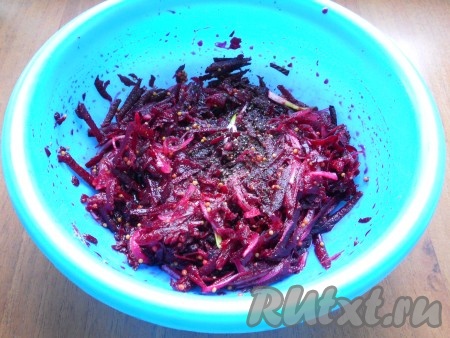 Лук репчатый очистить и нарезать на тоненькие полукольца, добавить к свекле. Влить подготовленный маринад, посолить и поперчить по вкусу. Тщательно перемешать свеклу и поставить в холодильник на 2 часа. Через час свеклу перемешать.