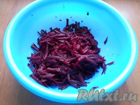 Сырую свеклу вымыть, очистить от кожуры и натереть в глубокую миску на крупной тёрке.