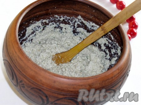 Взбить блендером до получения пышной однородной массы. При желании разбавить водой, которую мы отставили, 1-5 столовыми ложками (по вкусу). При этом паштет получается более нежным.