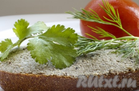 Очень вкусно, если добавить в паштет чернослив.
