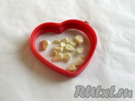 Чеснок очистить и нарезать.