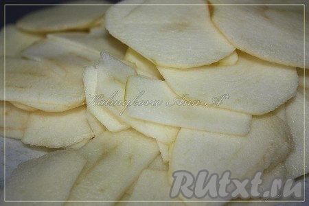 Яблоки очистить и произвольно нарезать.
