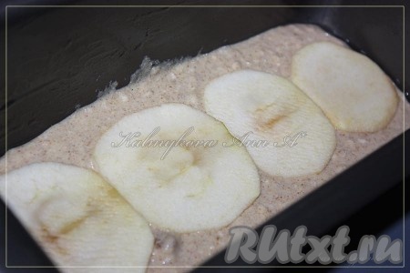 Форму смазывать по желанию. Выложить нарезанные яблоки в форму, залить получившимся тестом (или выкладывать слоями, чередуя тесто/яблоки). Выпекать в духовке, разогретой до 180 градусов, примерно 30 минут.
