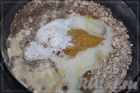 Смешать кукурузную и льняную муку, овсяные хлопья, яйца и мед, добавить кефир до консистенции блинного теста. Дать тесту отдохнуть, чтобы овсяные хлопья набухли, затем добавить разрыхлитель и хорошо перемешать.
