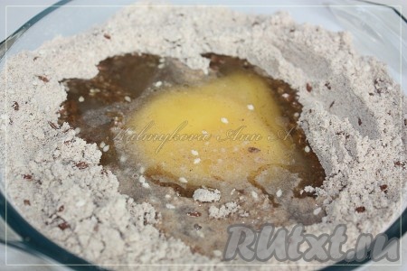 Добавить масло, мед и воду.
