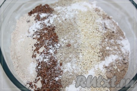 Смешать льняную, цельнозерновую муку, льняное и кунжутное семя,&nbsp;измельченные семечки, разрыхлитель и соль.
