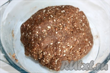 Замесить достаточно плотное тесто, сильно не уминать, льняная мука придает шоколадный цвет.
