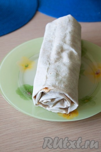 Сверните лаваш в рулет. 