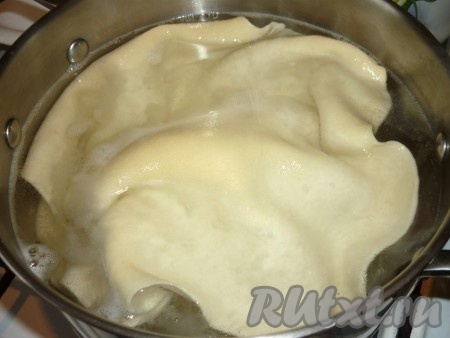 Сразу взять 2 кастрюли. В одной кастрюле должна быть холодная вода. Во второй кастрюле вскипятить воду, снять с огня, опустить в неё 1 раскатанный пласт теста на 30 секунд.&nbsp;