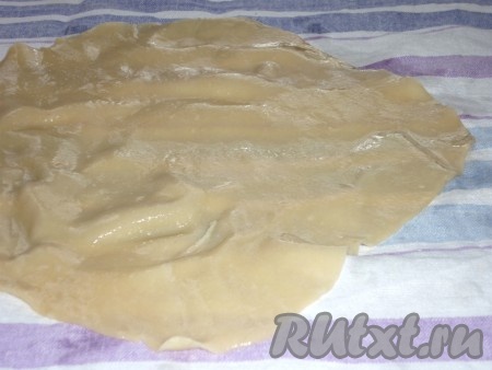 Затем достать из кипятка и сразу же на 30 секунд поместить в кастрюлю с холодной водой. Достать тесто и выложить на тканевое полотенце, чтобы убрать лишнюю воду. Аналогично подготовить оставшиеся 5 частей теста.