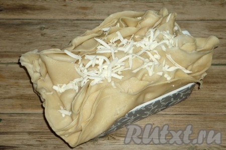 Поверх пирога натереть оставшееся сливочное масло.&nbsp;