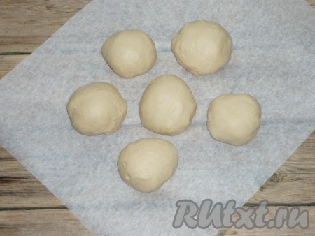 Тесто обмять и разделить на 6 равных частей.&nbsp;