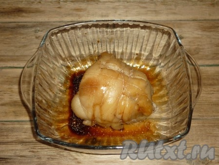 Отправить рулет в духовку, разогретую до 200 градусов, минут на 10-15.&nbsp;
