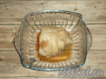 Получившейся смесью из соевого соуса и мёда смазать со всех сторон рулет из свиной рульки (я смазывала силиконовой кисточкой).