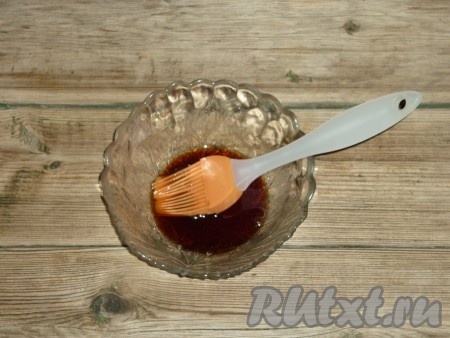 В небольшой ёмкости соединить мёд и соевый соус, хорошо перемешать. Мёд лучше брать жидкий, если же у вас засахаренный мёд, тогда растопите его на водяной бане (или в микроволновке).