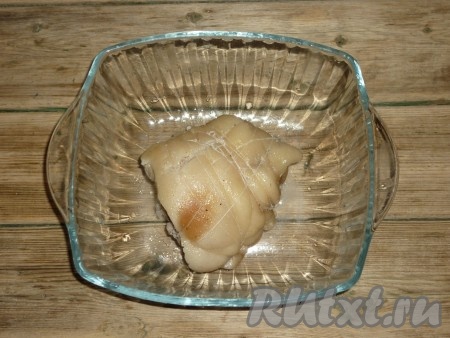 Свернуть свиную рульку в рулет так, чтобы снаружи оказалась кожица, а внутри - мясо. Перевязать рулет ниткой.&nbsp;