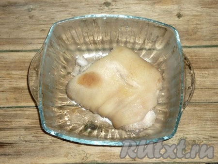 Свиную рульку тщательно вымыть и вместе с очищенными луком и морковью, лавровыми листьями поместить в кастрюлю. Залить водой так, чтобы она полностью покрыла мясо, посолить и поставить на огонь. Варить после закипания воды на небольшом огне 1,5-2 часа.&nbsp;