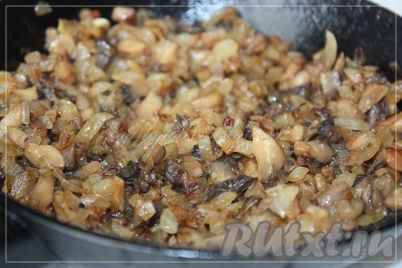 Нарезанные грибы и лук обжарить на разогретом растительном масле до золотистого цвета.
