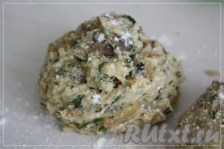 Разделить готовое тесто на 8-10 комочков, если потребуется, присыпать чуть мукой. Сделать руками лепёшки.
