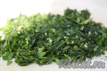 Зелень измельчить.
