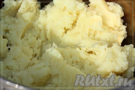 Отварить картофель до готовности в подсоленной воде, пюрировать, охладить.
