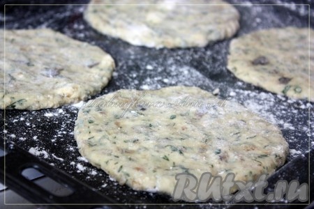 Выпекать картофельные лепёшки на противне, присыпанном мукой или на промасленном пергаменте, в разогретой духовке при температуре 180 градусов в течение 15-20 минут.
