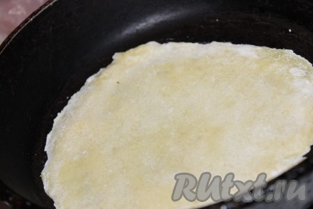 Жарить картофельные лепешки рекомендую на разогретой чугунной сковороде без добавления масла на сильном огне, примерно 30-40 секунд  с каждой стороны, до появления коричневых пятен. Я использовала чугунную сковородку диаметром 20 сантиметров.
