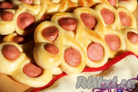 Вот такие румяные, красиво завернутые сосиски в тесте получились. Слегка остудить и подать к столу. 
