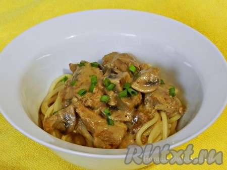 Вкусная и ароматная свинина с грибами в сметанном соусе готова.
