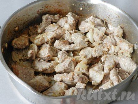 Обжарить мясо вместе с луком на растительном масле до золотистой корочки.
