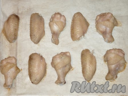 Куриные крылышки ещё не будут готовы, но такой полуготовности хватит, чтобы быстро обжарить их в кляре.