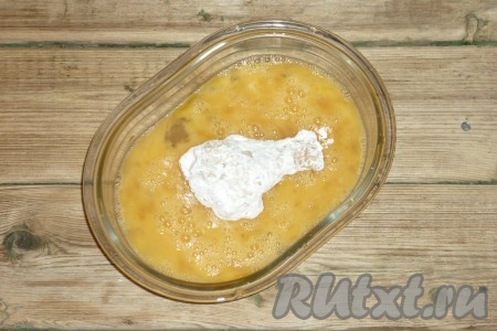 Затем каждое крылышко, покрытое мукой, с двух сторон окунуть в ёмкость с яичной смесью.