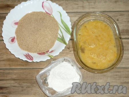 Достать крылья из духовки, дать им остыть. Пока крылышки остывают, подготовим продукты для панировки. Для этого в достаточно объёмную ёмкость нужно разбить яйца, взбить их вилкой до однородности. Панировочные сухари насыпать в отдельную миску. Муку всыпать в пищевой полиэтиленовый пакет.