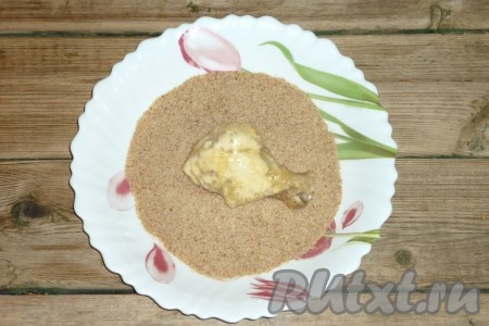 А после этого сразу же обвалять со всех сторон в сухарях.